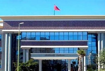 محكمة الاستئناف بتطوان: فتح بحث قضائي بخصوص تداول صور بعض الأشخاص بلباس السباحة يجلسون على الأرض