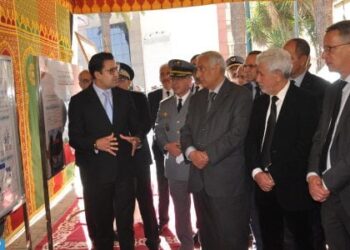 عامل مكناس يشرف على توزيع كراسي متحركة ومعدات على أشخاص من ذوي الاحتياجات الخاصة