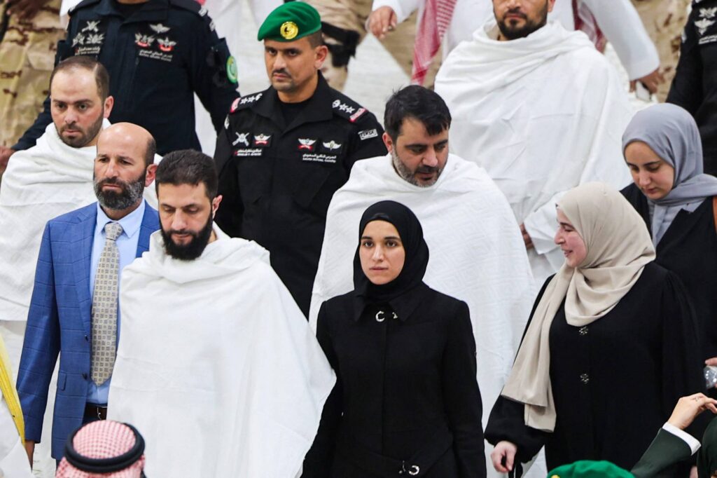 بعد لقائهما... ظهرت عقيلة إردوغان في أول صورة تجمعها بزوجة أحمد الشرع، لطيفة الدروبي. 2