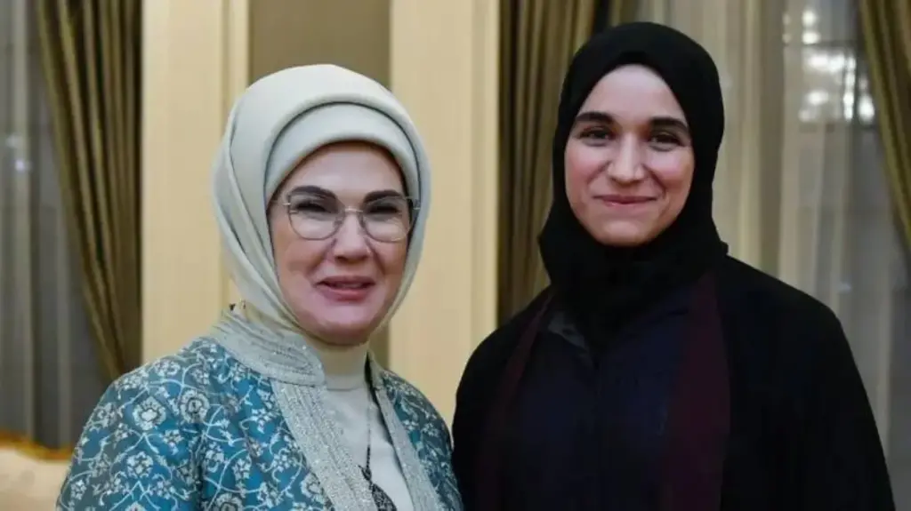 بعد لقائهما... ظهرت عقيلة إردوغان في أول صورة تجمعها بزوجة أحمد الشرع، لطيفة الدروبي. 8 945804.jpeg