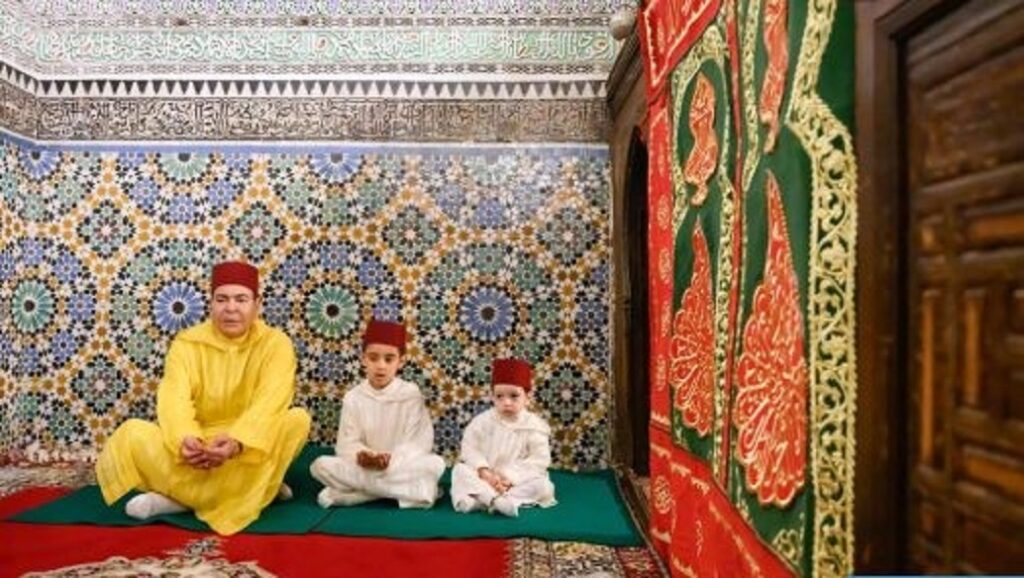 صاحب السمو الملكي الأمير مولاي رشيد يزور ضريح المولى إدريس الأزهر بمناسبة حفل ختان صاحبي السمو الأميرين مولاي أحمد ومولاي عبد السلام 1 SAR 508x300 1