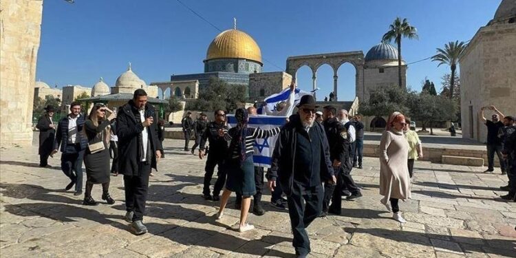 القدس: العشرات من المستوطنين يقتحمون المسجد الأقصى وسط حماية مشددة من قوات الاحتلال.