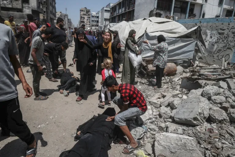 أقدمت "إسرائيل" على قتل أكثر من 20 فلسطينيًا صباح اليوم في قطاع غزة,معظمهم ينتظر المساعدات.