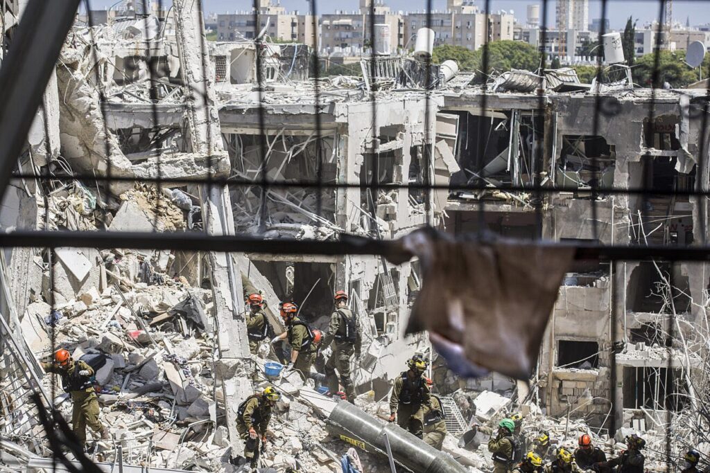 Rescue personnel search for survivors in the rubble after an Iranian missile strike in Bat Yam 1320x880 1