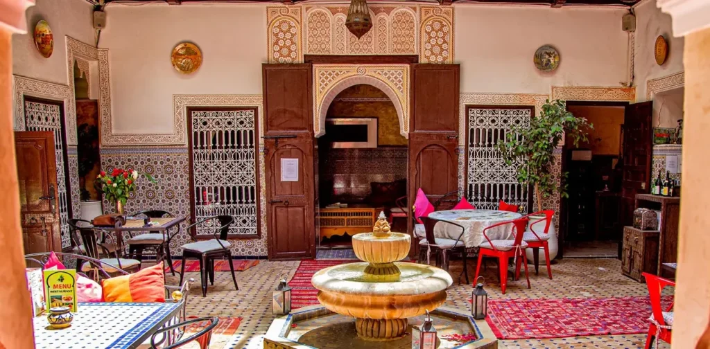 الإيواء السياحي.. صدور خمسة قرارات بالجريدة الرسمية لإحداث تحول نوعي حقيقي في القطاع 1 interior of a riad 1280x630 1
