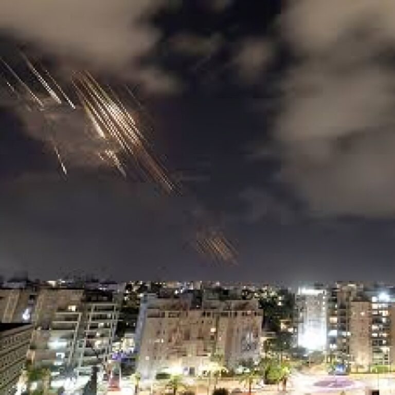 سقوط صاروخ إيراني في تل أبيب أسفر عن مقتل امرأة و70 مصاباً في حادثٍ بالغ الخطورة.