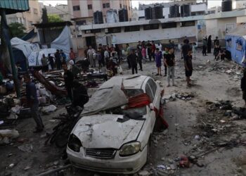 استشهد 14 شخصًا في مجزرة جديدة، حيث استهدفت “إسرائيل” النازحين داخل مدرسة “الحناوي” الواقعة جنوب غزة.
