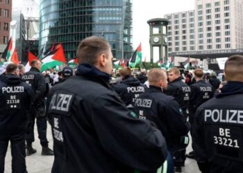 ألمانيا: انطلقت مظاهرة دعم لفلسطين على الرغم من معارضة الجهات الرسمية.