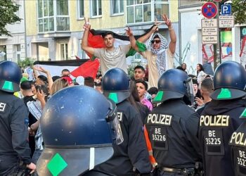 الشرطة في ألمانيا تحظر استئناف مسيرة مؤيدة لفلسطين في برلين, و تعتقل عددا كبيرا من المشاركين