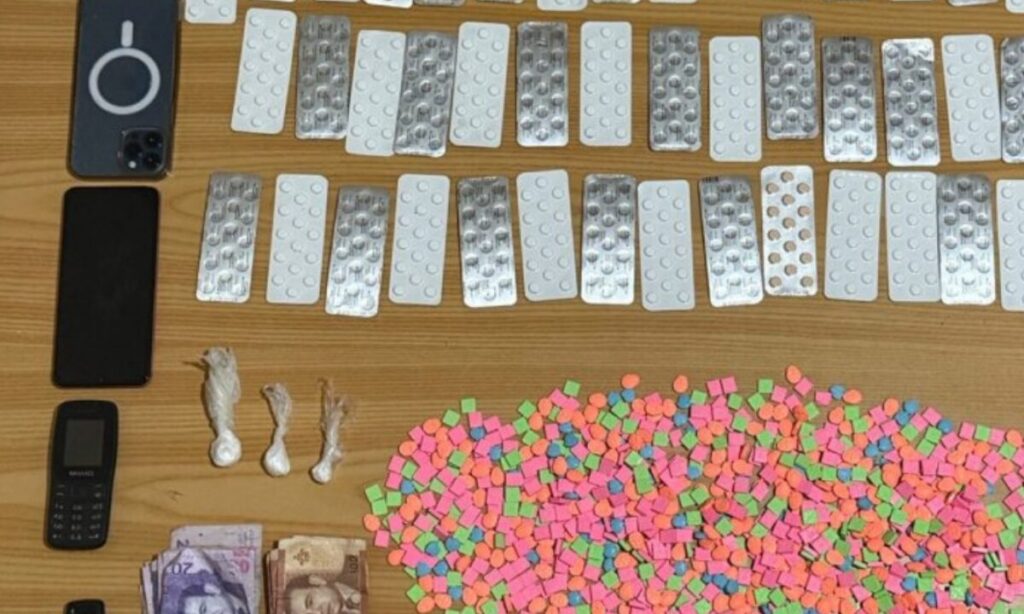 عملية أمنية ناجحة في سلا: توقيف 3 أشخاص بحوزتهم 1700 قرص مهلوس وأسلحة بيضاء 3 Logopit 1759019607767 1200x720 1