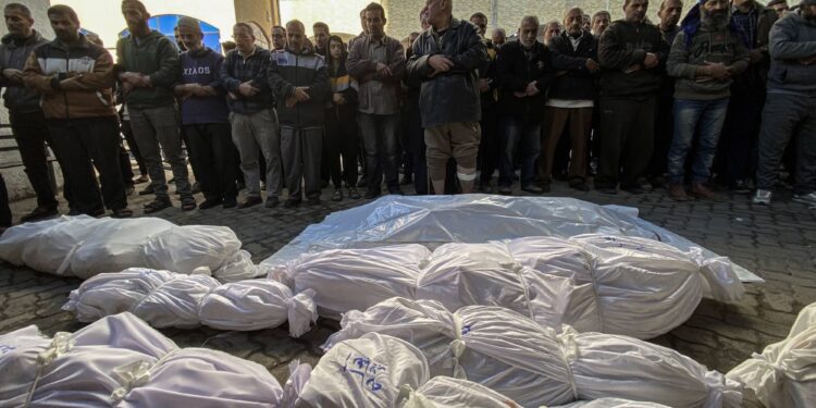 مصادر طبية: 45 شهيدا في قطاع غزة منذ فجر اليوم