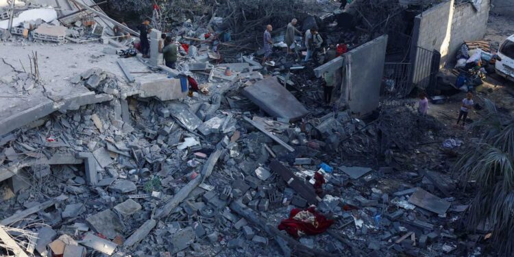 إسرائيل تقوم بشن هجوم مكثف على غزة بعد استئناف وقف إطلاق النار.