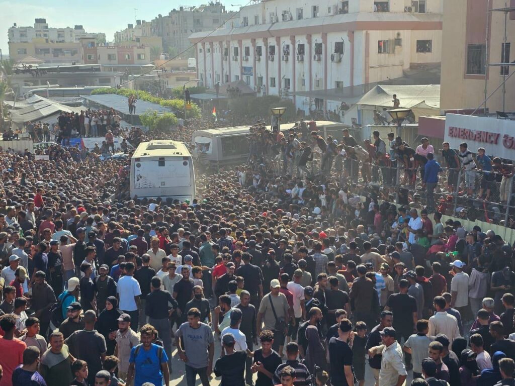 آلاف الفلسطينيين في خان يونس يستقبلون الأسرى المحررين في صفقة التبادل 9 IMG 0394