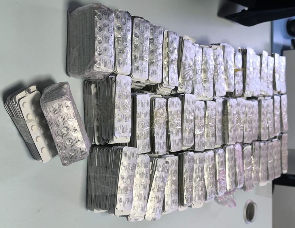 إحباط عملية تهريب ضخمة بمعبر باب سبتة.. ضبط أكثر من 30 ألف قرص طبي مخدر على متن سيارة مسجلة بالخارج 16 WhatsApp Image 2025 10 26 a 20.13.01 d37667aa