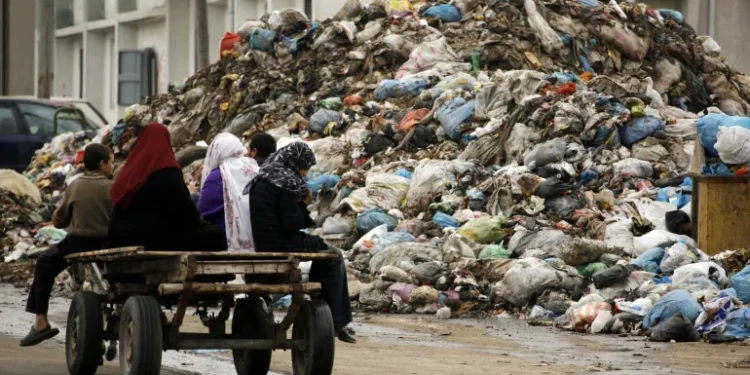 بلدية غزة تحذر من خطر ربع مليون طن من النفايات في القطاع على حياة السكان.