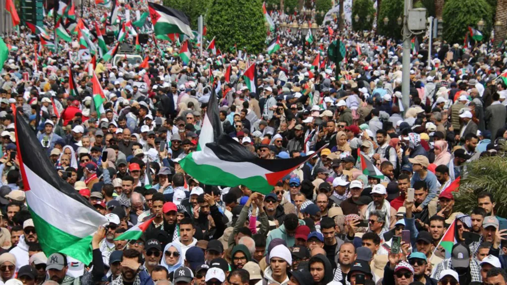 الأزمي الإدريسي: إن مسيرة الرباط تعبر عن تأكيد المغاربة على دعمهم للشعب الفلسطيني ومقاومته المسلحة التي ألحقت الأذى بالكيان الغاصب. 7 image 1743963480