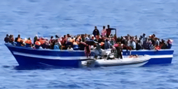 بـ 40 ألف درهم للمرشح.. توقيف منظم عملية تهجير 45 شخصاً بينهم قاصرون بضواحي أكادير