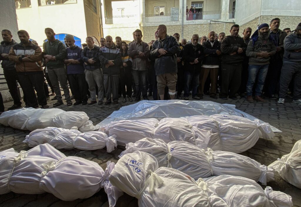 وزارة الصحة في غزة: 29 شهيدا بينهم 22 جثمانا جرى انتشالهم و 10 إصابات خلال 24 ساعة 7 جثث متفحمة في غزة 1 1