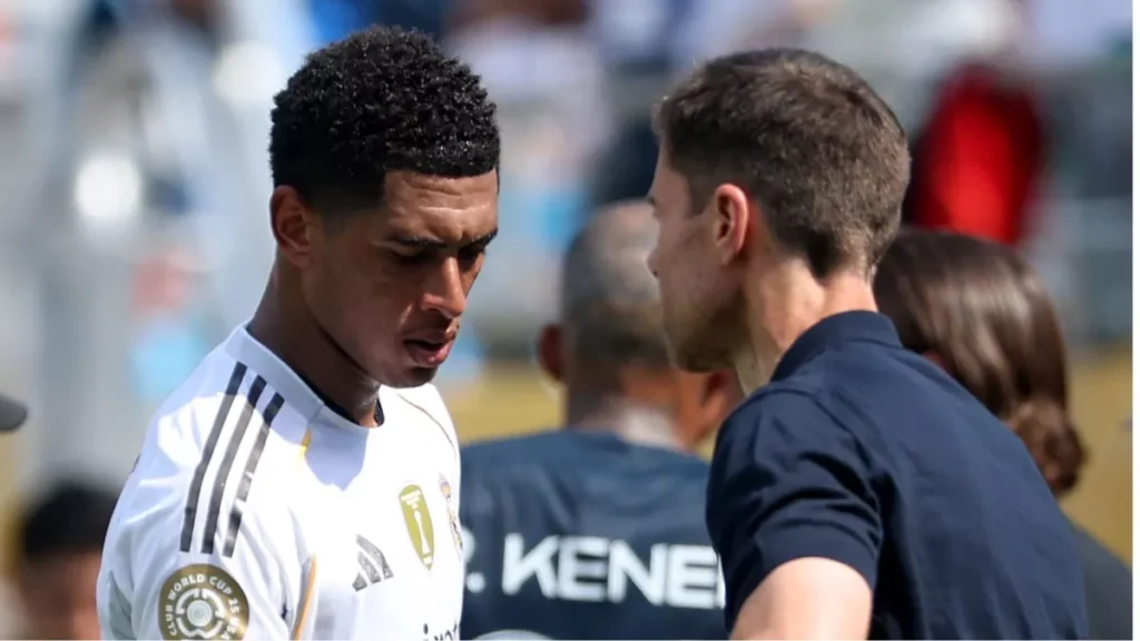 ريال مدريد يخطف نقطة الصدارة بشق الأنفس نهاية المباراة ضد إلتشي 3 تشابي ألونسو بيلنجهام1759043478