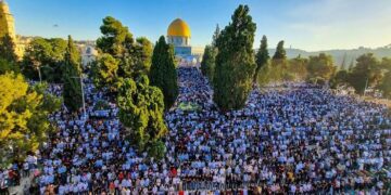 المسجد الاقصى: 60 ألف مصل أدوا صلاة الجمعة والغائب في الأقصى على روح شهداء غزة والضفة الغربية