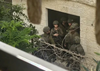 الهلال الأحمر الفلسطيبي: إصابة  5 فلسطينيين  من بينهم طفلان، خلال عملية اقتحام الاحتلال لحي “سطح مرحبا” في مدينة البيرة بالضفة الغربية