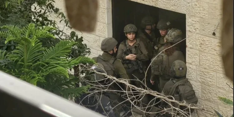 الهلال الأحمر الفلسطيبي: إصابة  5 فلسطينيين  من بينهم طفلان، خلال عملية اقتحام الاحتلال لحي “سطح مرحبا” في مدينة البيرة بالضفة الغربية