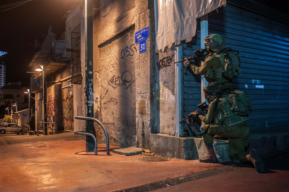 الهلال الأحمر الفلسطيني: إصابة 4 فلسطينيين برصاص الاحتلال عقب استهداف مركبة جنوب نابلس