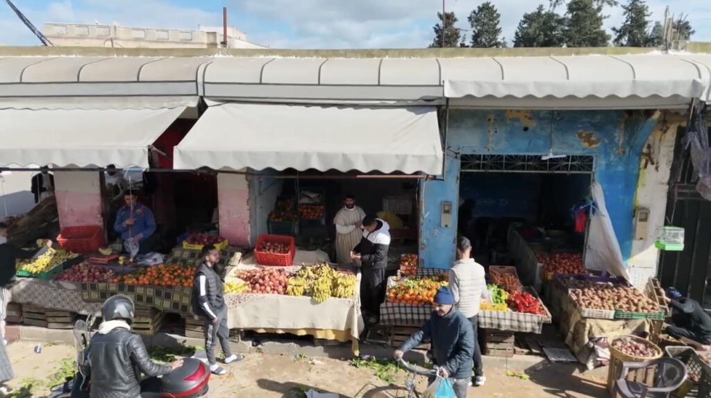 القصر الكبير.. سوق الجملة للخضر والفواكه يستعيد نشاطه بالكامل بعد تحسن الأحوال الجوية 2 vis 0217202612210524
