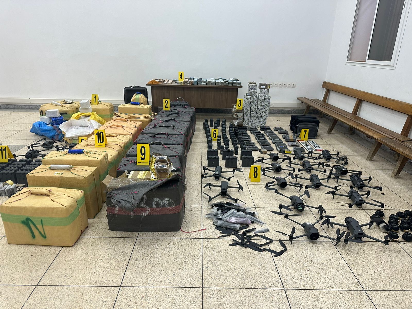 أمن وجدة والـ “ديستي” حجز 465 مليون سنتيم و700 كلغ من الشيرا وتوقيف 8 أشخاص بينهم جزائري