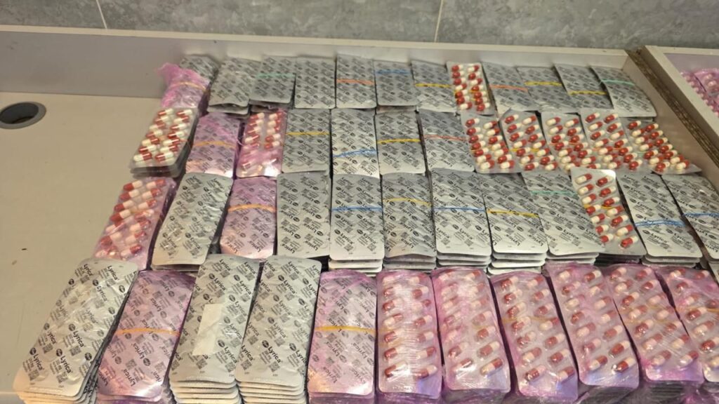 طنجة المتوسط: إجهاض تهريب 17 ألف قرص طبي مخدر و60 كيلوغراماً من "المعسل". 1 WhatsApp Image 2026 04 25 at 10.15.07