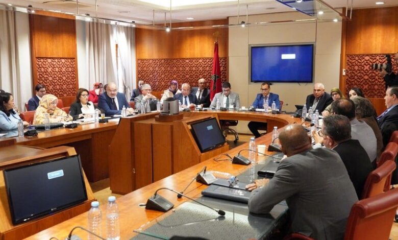 أعلنت الكتلة البرلمانية للأغلبية عن "دعمها الكامل" لمشروع قانون إعادة هيكلة مجلس الصحافة. 1 comite parlement bensaid