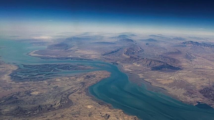 إيران تعلن إعادة إغلاق مضيق هرمز، ردًا على ما تصفه بالحصار البحري الأمريكي المستمر على البلاد.