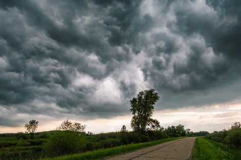 زخات رعدية قوية وأمطار غزيرة تضرب عدة مناطق بالمملكة ابتداءً من اليوم