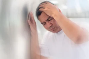 أسباب الدوخة المفاجئة.. لماذا نشعر أحيانا بالدوار عند الوقوف؟