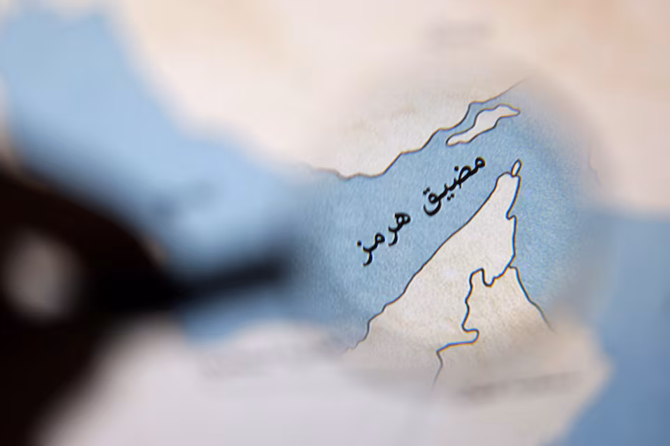 الحرس الثوري الإيراني يصدر خريطة سيطرية في هرمز تمتد إلى أم القيوين والفجيرة.. وتحذير لواشنطن من الاقتراب