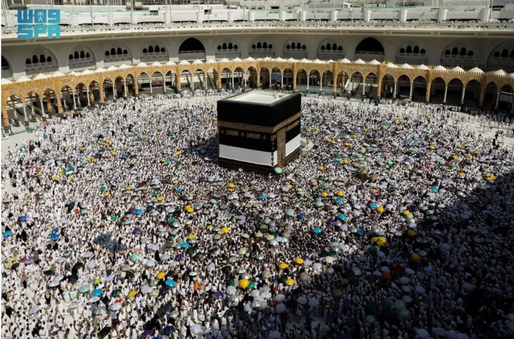 حجاج بيت الله الحرام يؤدون طواف الإفاضة في أجواء إيمانية وخدمات متكاملة 15 hj.jpg