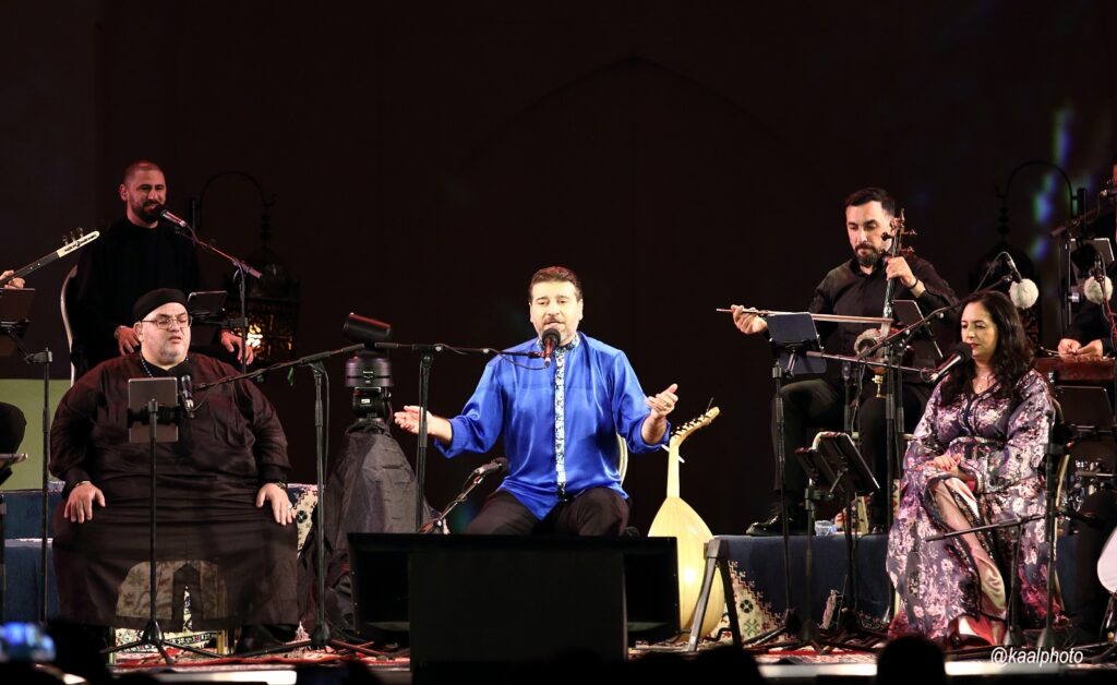 سامي يوسف يبدع في "باب الماكينة" ويأخذ جمهور مهرجان فاس في رحلة صوفية كونية. 2 1E5A7785 1