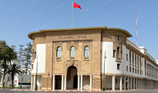 جريدة القرب 300 بنك المغرب يتوقع أن يشهد الاقتصاد الوطني نمواً بنسبة 5.2% في عام 2026.