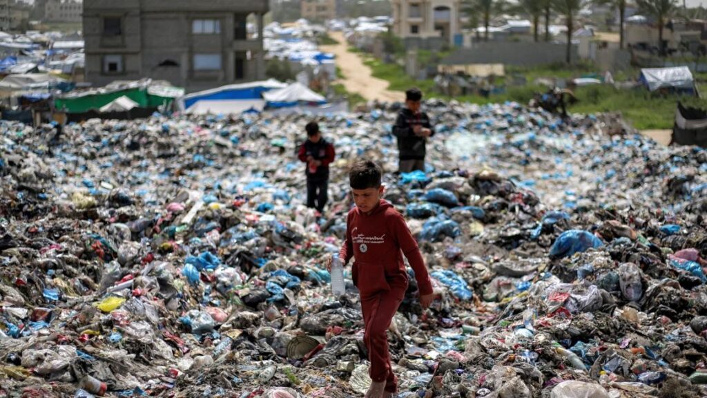 غزة.. إعداد الطعام من "مخلفات النفايات" 1 Ptjkd