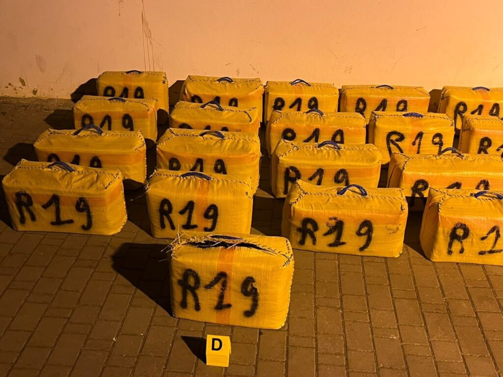 عمليات أمنية متزامنة بسوق الأربعاء الغرب والناظور تحبط تهريب قرابة طنين من مخدر الشيرا 1 WhatsApp Image 2026 06 11 at 11.12.45
