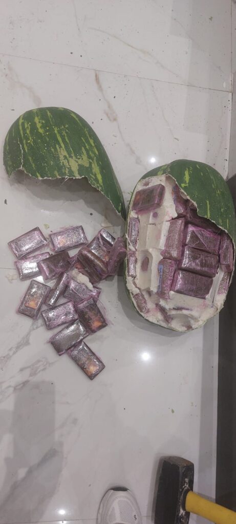طنجة: إحباط محاولة تهريب دولي لـ 700 كيلوغرام من "الشيرا" وتفكيك شبكة إجرامية 1 WhatsApp Image 2026 06 21 at 19.43.12