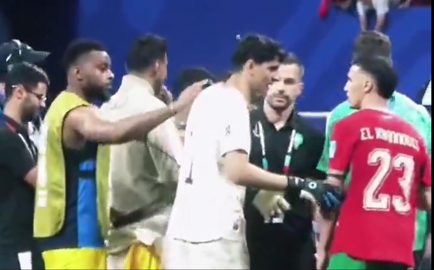تواضع يجسد روح كرة القدم: حارس هايتي يطلب قميص ياسين بونو بعد مواجهة مثيرة في مونديال 2026 أتلانتا