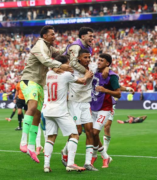 جريدة القرب 221 المنتخب المغربي يحجز مقعده في ربع نهائي مونديال 2026 بعد فوز عريض على كندا بثلاثية.
