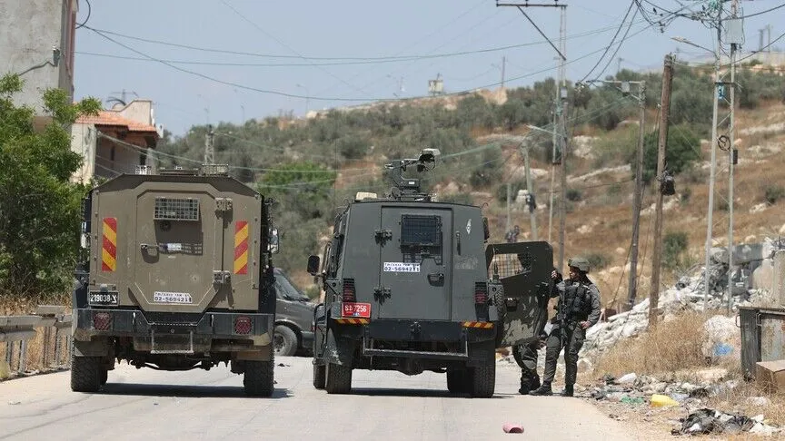 إصابة طفلين شقيقين في اعتداء للمستوطنين واقتحامات لجيش الاحتلال في بلدات بالضفة الغربية.