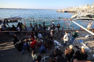 جريدة القرب 194 مجزرة جديدة: سقوط عشرات الشهداء والجرحى جراء قصف استهدف مقهى في ميناء غزة.