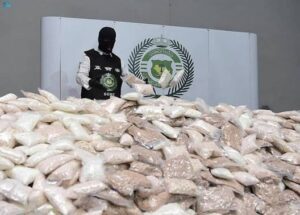 السعودية ضربة أمنية: إحباط محاولات تهريب كميات كبيرة من المخدرات شملت 138 طناً من القات و2.8 طن من الحشيش، مع توقيف 1980 شخصاً متورطاً في هذه العمليات.