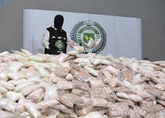 السعودية ضربة أمنية: إحباط محاولات تهريب كميات كبيرة من المخدرات شملت 138 طناً من القات و2.8 طن من الحشيش، مع توقيف 1980 شخصاً متورطاً في هذه العمليات.