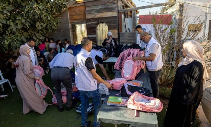 باشرت وكالة بيت مال القدس توزيع 3000 محفظة مدرسية على تلاميذ القدس ونواحيها، تزامناً مع انطلاق العام الدراسي الجديد. 4 images 41