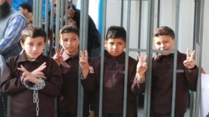 جريدة القرب 163 قرابة 370 طفلاً فلسطينياً يقبعون في سجون الاحتلال.
