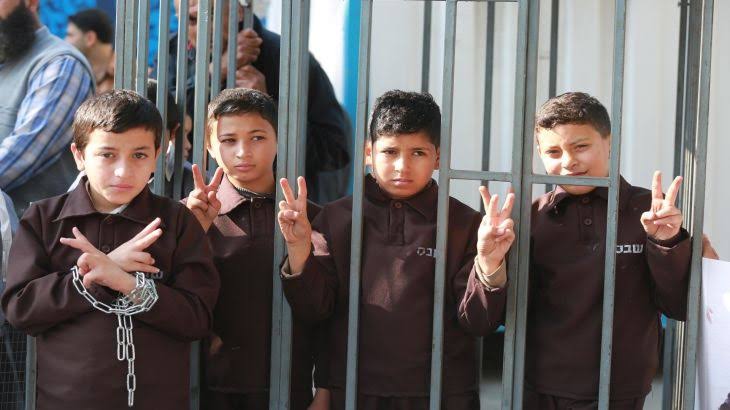 قرابة 370 طفلاً فلسطينياً يقبعون في سجون الاحتلال.